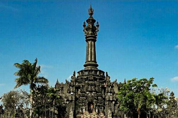 Denpasar merupakan kota terbesar di gugus Nusa Tenggara, sekaligus kota terbesar kedua di wilayah Indonesia timur setelah Kota Makassar.