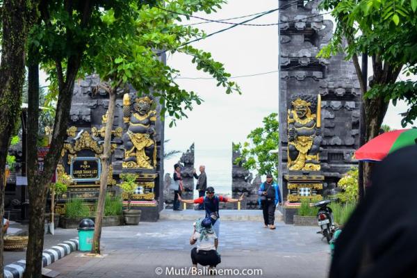 Pada akhir abad ke-19, masyarakat di Bali masih menggunakan tatanan tradisional, karena belum terpengaruh oleh unsur-unsur kebudayaan asing.