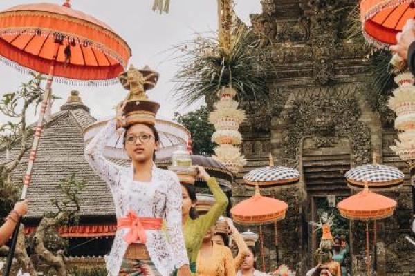 Kasta di Bali memiliki karakteristik tersendiri yang berkembang sesuai dengan budaya dan tradisi lokal