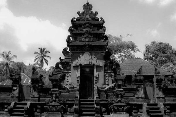 Di saat awal tahun 1900 pemerintah kolonial sudah mulai menjalankan politik etika di Pulau Jawa, Bali justru jauh berbeda.