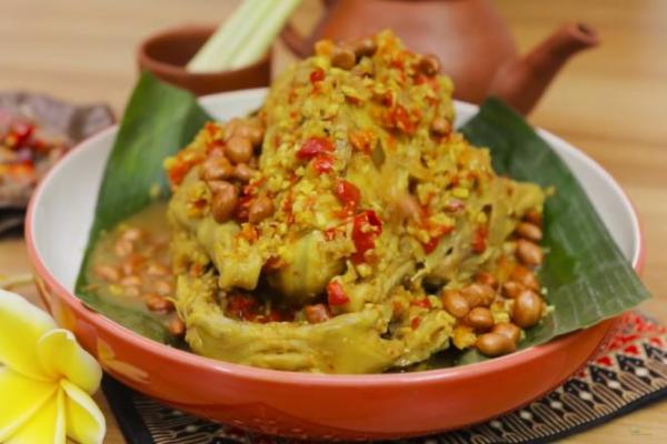 Ayam betutu lahir di Ubud, Kabupaten Gianyar. Hidangan khas yang bisa juga menggunakan bebek itu akhirnya menyebar ke kawasan Gilimanuk, Jembrana