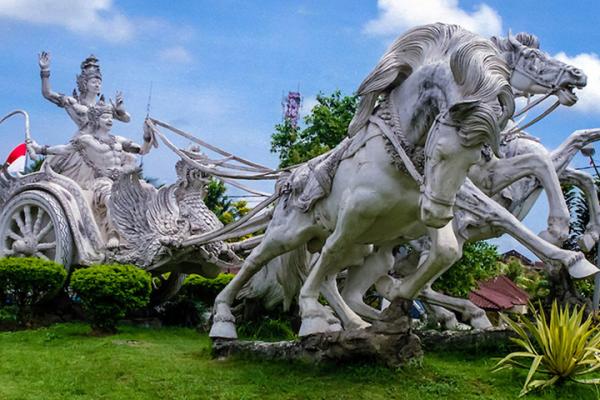 Lahirnya Gianyar dilatarbelakangi oleh kisah cinta Raja Dalem Segening dari Kerajaan Gelgel, Klungkung.