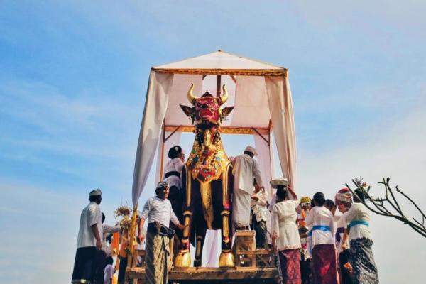 Pakaian yang dipakai saat upacara adat Ngaben tidak hanya berfungsi sebagai busana saja tetapi memiliki makna simbolis yang mendalam bagi masyarakat Bali