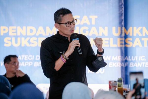 Sandiaga Uno menyoroti proyek lift kaca tertinggi di Pantai Kelingking, Nusa Penida, yang menuai pro dan kontra di kalangan warganet.