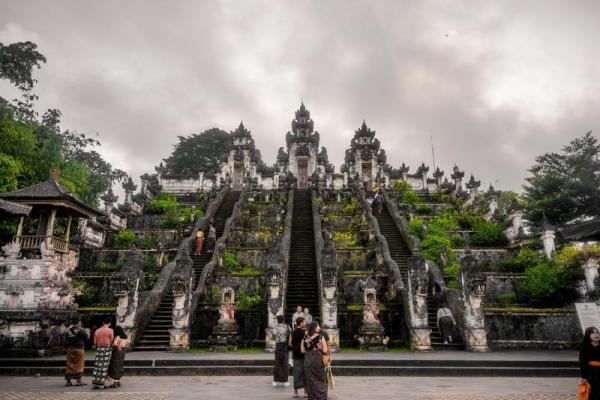 Pura Luhur Lempuyang, adalah perpaduan antara keindahan alam, warisan budaya, dan spiritualitas Bali