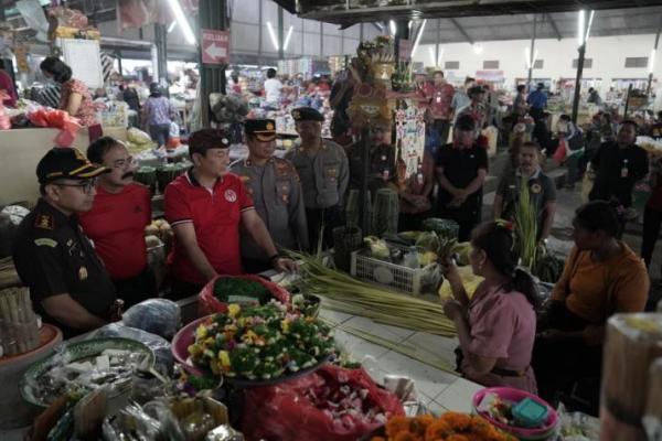 Bupati I Gede Dana didampingi Sekretaris Daerah Kabupaten Karangasem I Ketut Sedana Merta, Forkopimda, dan para kepala OPD terkait.