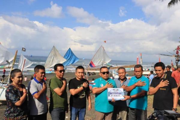 Bupati Jembrana, I Nengah Tamba melepas puluhan sampan yang bersandar di pesisir pantai Desa Air Kuning dalam kegiatan Petik Laut 