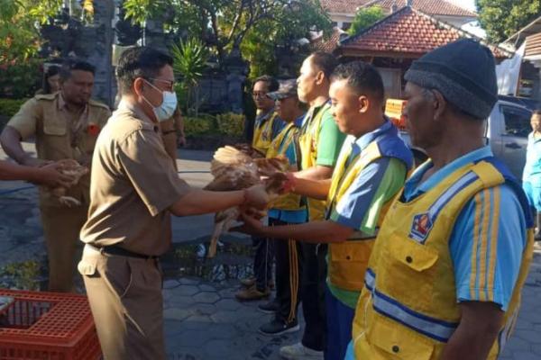 Dinas PUTR membagikan 135 ekor ayam kepada tenaga drainase, sopir, satpam, dan tenaga kebersihan yang berhasil mengumpulkan sampah plastik.