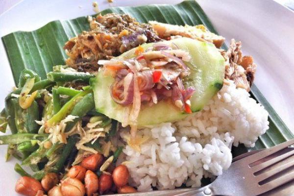 Nasi campur atau yang biasa dikenal dengan nasi rames adalah nasi dengan berbagai lauk dan sayur.