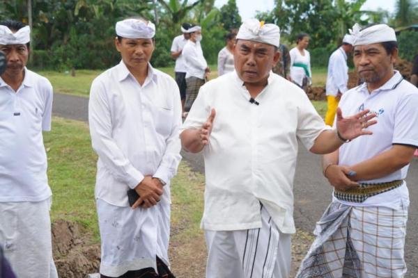 Bupati Jembrana, I Nengah Tamba, pada akhir pekan lalu melakukan peletakan batu pertama (groundbreaking) rumah produksi (factory sharing) kakao, di Desa Kaliakah, Kecamatan Negara.