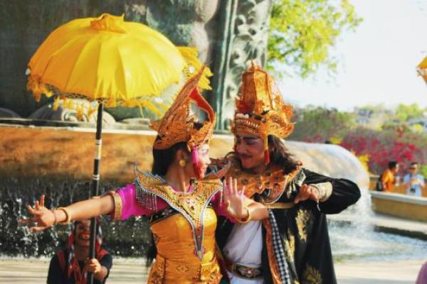 Cobalah sesekali ketika berkunjung ke Bali, tidak cuma menikmati keindahan alamnya, melainkan beralih ke wisata seni dan budaya.