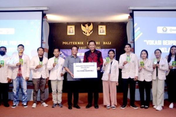 Bank BPD Bali menyerahkan beasiswa kepada para mahasiswa Politeknik Negeri Bali (PNB)