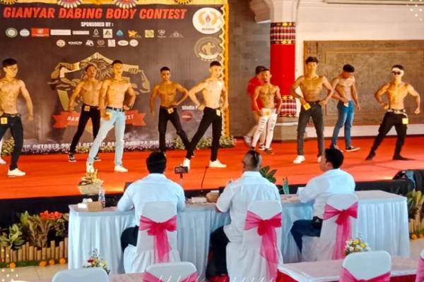 118 atlet binaraga memamerkan otot dalam ajang Gianyar Dabing Body Contest, di Balai Budaya Gianyar