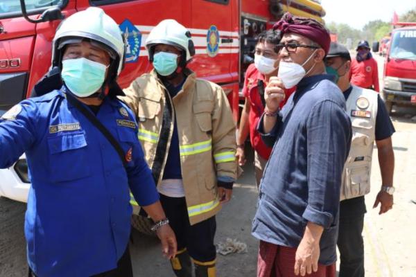 Walikota Denpasar, I Gusti Ngurah Jaya Negara turut hadir memantau langsung proses pemadaman kebakaran TPA Suwung