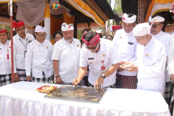 Bupati Tabanan, Komang Gede Sanjaya menandatangani Prasasti Palinggih Gagedongan Pura Dalem Prajapati.