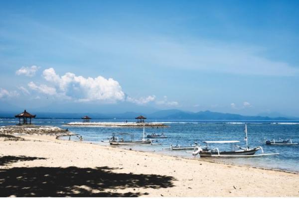 Pernahkah kamu memperhatikan bahwa tidak semua pantai di Bali memiliki pasir berwarna putih?