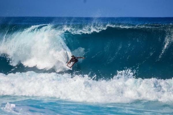 Perlu Anda ketahui bahwa surfing bukanlah olahraga yang bisa dikuasai dalam waktu satu hari. Melainkan butuh usaha yang konsekuen dan kesabaran untuk bisa menguasai papan dan gemuruh ombak.