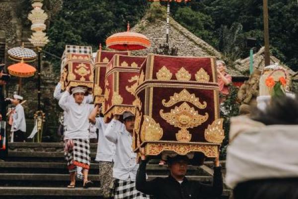 Berlibur ke Bali bukan hanya dapat dinikmati dengan mengunjungi pantai atau destinasi wisata alam lainnya, kurang rasanya jika tidak ikut meramaikan berbagai event dan festival yang tak kalah menarik dengan wisata di Bali Lainnya.