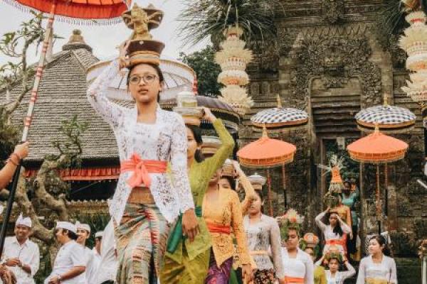 Pemahaman tentang tingkatan bahasa Bali sangat penting dalam kehidupan sosial masyarakat Bali