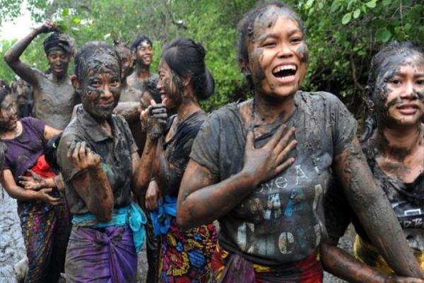 Beberapa tradisi Bali yang sudah punah atau mengalami penurunan drastis dalam praktiknya