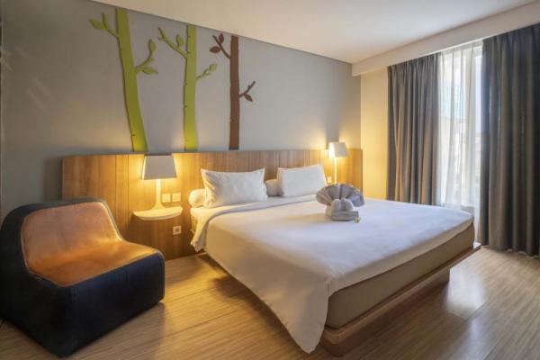 Tak hanya berjarak dua kilometer dari Pantai Legian Kuta, Grand Livio Hotel juga dekat dengan sejumlah tempat perbelanjaan.