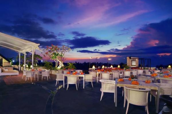 Jika tidak ingin repot-repot keluar hotel hanya untuk menikmati sunset ketika sedang berlibur di Bali, menginap di ASTON Kuta Hotel & Residence bisa menjadi pilihan terbaik