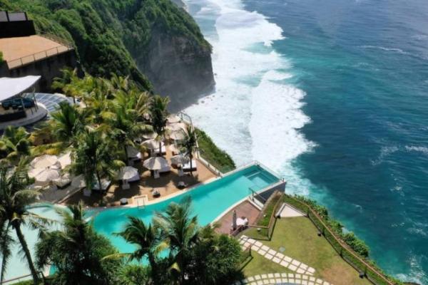 The Edge Bali bisa menjadi pilihan utama bagi kamu yang hendak merogoh kocek lebih untuk menikmati pengalaman menginap yang serba mewah