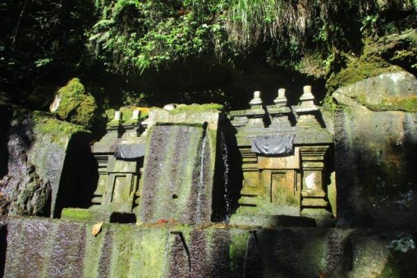 Keunikan Candi Tebing Tegallinggah terletak pada bangunannya yang terpahat langsung pada tebing batuan vulkanik, hasil letusan purba Gunung Batur.