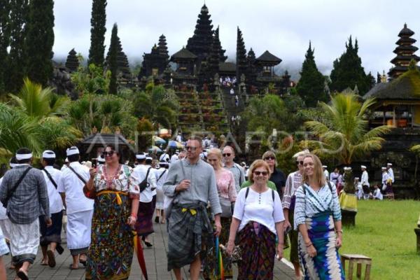 Pura Besakih adalah kompleks pura terbesar dan paling suci di Bali.