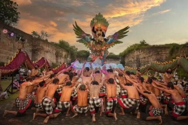 Kain poleng dalam Tari Kecak bukan hanya elemen dekoratif, tetapi memiliki makna filosofis, spiritual, dan budaya yang mendalam