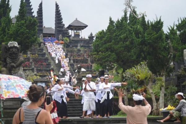 Tata Krama yang Mesti Dilakukan Pendatang saat Masuk Pura di Bali