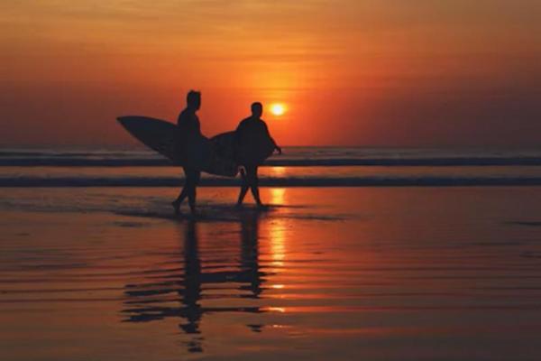 Dibalik keelokan alamnya, Pantai Kuta memiliki sejarah bahkan seperti mempunyai kekuatan magis yang memberikan kesan khusus di hati wisatawan domestik dan mancanegara