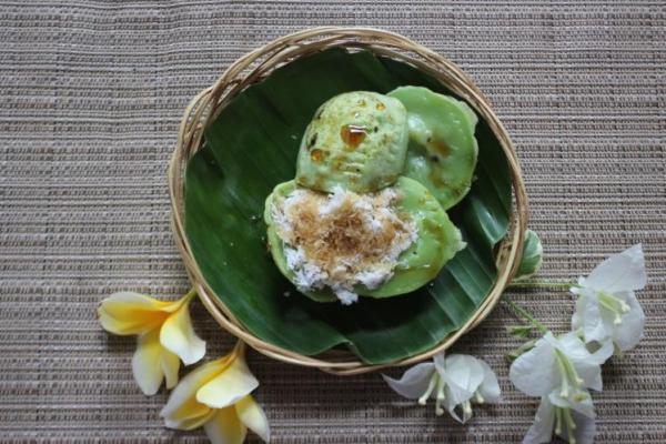 Jaje Laklak merupakan jajanan tradisional aasal Bali yang sangat digemari, tidak hanya oleh masyarakat lokal tetapi juga oleh wisatawan