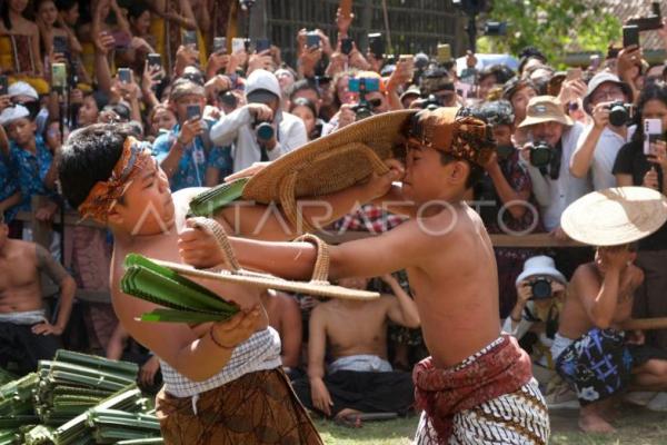 Salah satu tradisi unik dan sakral yang dilakukan oleh masyarakat Bali