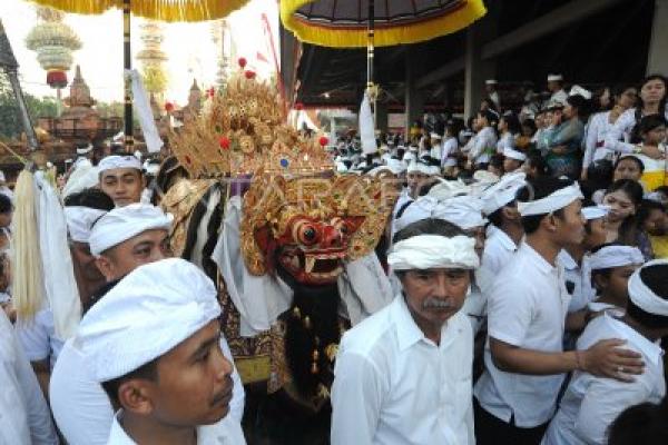 Ngurek berkembang sebagai bagian dari upacara keagamaan di Bali.