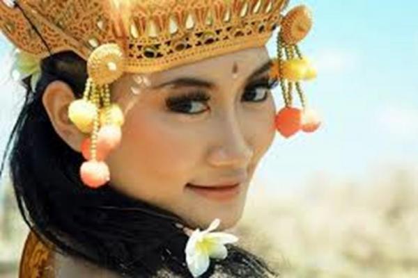 Menghias rambut dengan bunga kamboja bagi wanita Bali, selain mempercantik penampilan juga memiliki makna simbolis dan estetika yang mendalam dalam budaya Bali