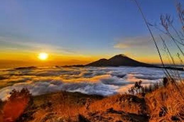 Pendakian untuk menyaksikan sunrise dari puncak Gunung Batur merupakan momen yang tidak terlupakan dan menakjubkan serta suasana yang magis