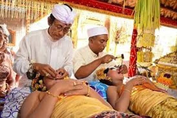 Upacara Metatah atau potong gigi memiliki sejarah dan makna mendalam, baik secara sosial, budaya, maupun spiritual bagi masyarakat Bali