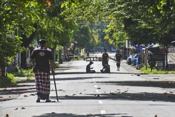 Pecalang ialah orang yang selalu waspada terhadap segala bentuk gangguan keamanan, yang dapat mengganggu ketentraman desa.