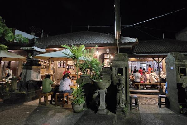 Berikut ini lima lokasi kuliner legendaris favorit wisatawan di Bali versi Balimemo.com