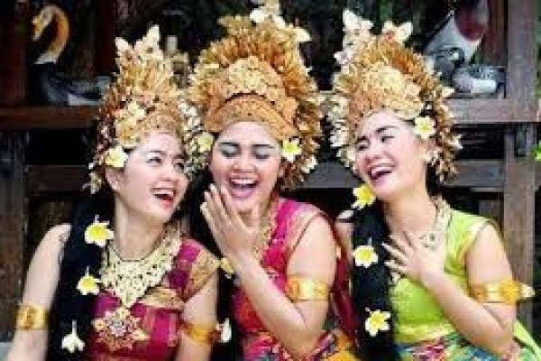 Bagi wanita Bali, rambut panjang yang terawat dengan baik dianggap sebagai cerminan dari perhatian dan perawatan yang diberikan kepada diri mereka sendiri