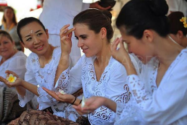 Makna Dahi di Beras usai Sembahyang bagi Hindu Bali