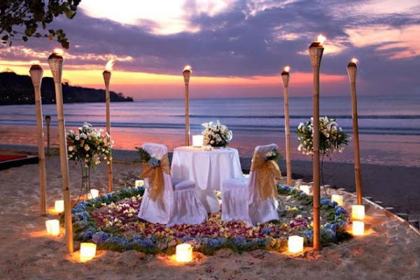 Rencanakan Lamaran Romantis Saat Makan Malam di Pantai Jimbaran