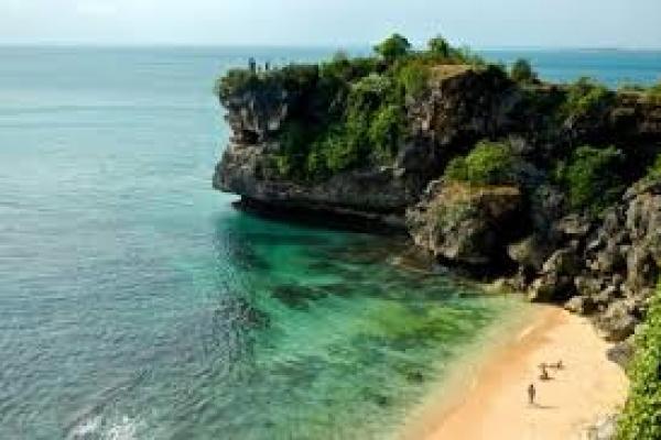 Pantai Nyang Nyang di Bali memiliki daya tarik tersendiri dengan pesona alam yang masih alami