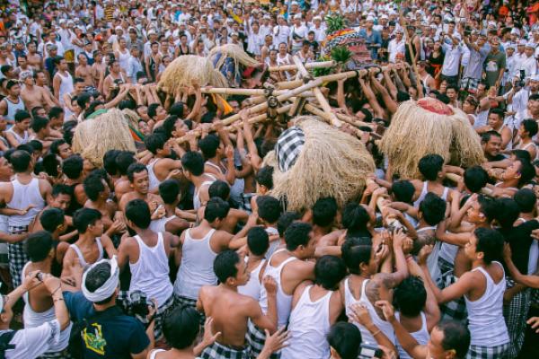 Di Bali terdapat beberapa tradisi yang memang hanya bisa dijumpai saat Galungan. Apa saja?