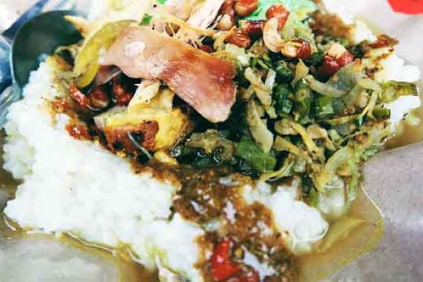 Nasi tepeng cukup populer di Gianyar. Kuliner yang juga dikenal dengan sebutan sego tempong ini memiliki cita rasa gurih dan pedas