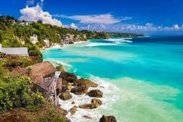 Nusa Dua, yang kini dikenal sebagai kawasan wisata mewah di Bali, juga memiliki beberapa mitos dan cerita rakyat yang terkait dengan budaya dan kepercayaan masyarakat Bali