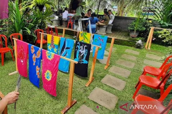 Batik Bali memiliki keunikan tersendiri dibandingkan dengan batik dari daerah lain, seperti Jawa.