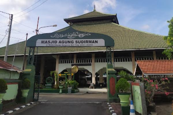 Berikut ini delapan masjid besar yang terletak di sekitar Kota Denpasar