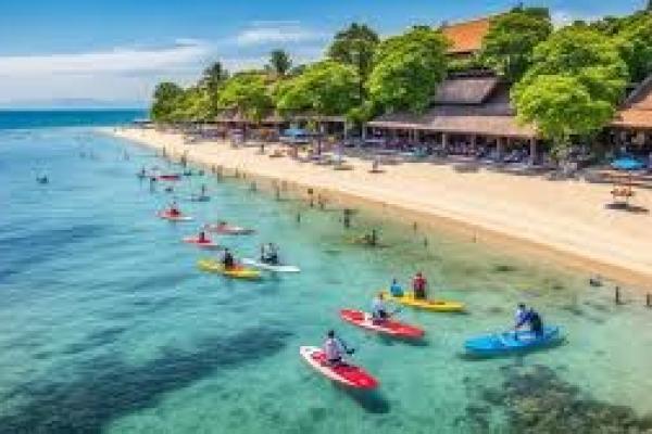 Sanur dan Jimbaran adalah dua destinasi pantai terkenal di Bali yang memberikan pengalaman kayaking dan stand-up paddleboarding (SUP) yang tak terlupakan